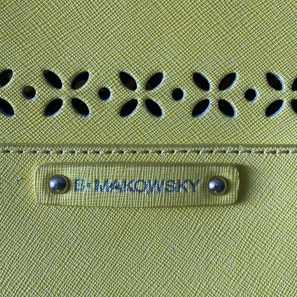 Yellow spring shoulder purse with cute cut out design - Picture 2 of 4